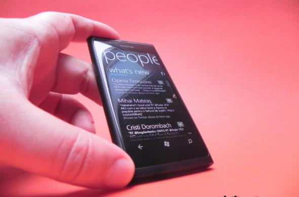 Review Nokia Lumia 800 - Design de Nokia N9, Mango cu soluții GPS noi și succes prematur (Video): nokia_lumia_800_review_mobilissimo_06.jpg