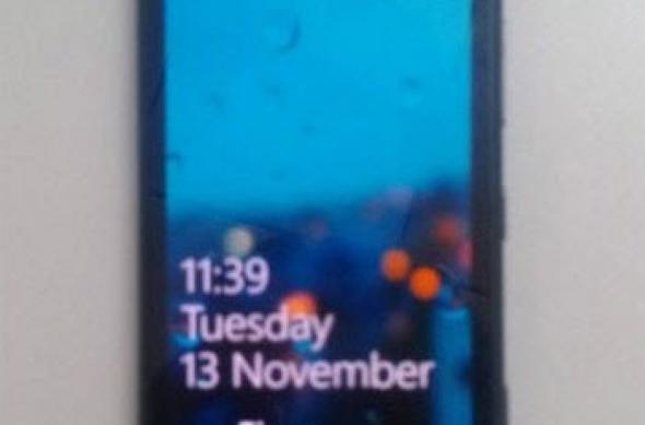 Nokia Lumia 825 - smartphone cu Windows Phone 8 și display PureMotion (zvon): nokia_lumia_825_01.jpg