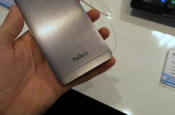 MWC 2013: ASUS PadFone Infinity hands on: spatele de metal ne-a cucerit! (Video): asus_padfone_infinity_09jpg.jpg