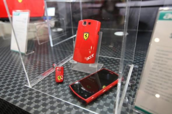 Smartphone sau monopost de Formula 1? Acer Liquid E Ferrari, un terminal Android 2.1 atractiv: acer_liquid_e_ferrari_04.jpg