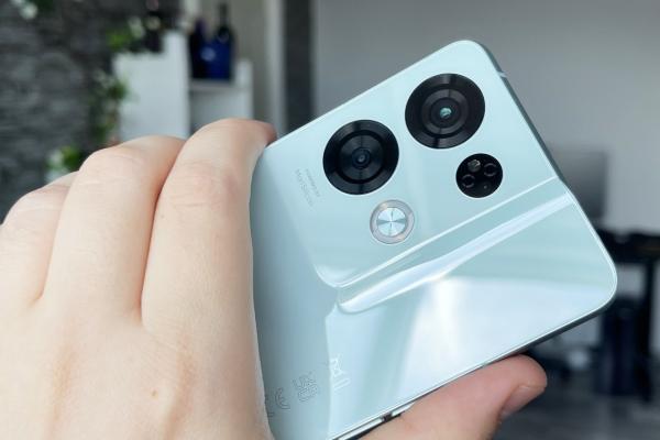 OPPO Reno 8 Pro: Camera are sclipiri de geniu, dar şi bile negre 