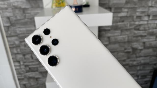 <b>Samsung Galaxy S23 Ultra are bateria mult mai bună decât iPhone 14 Pro Max; Iată rezultatele testului DxOMark</b>DxOMark are şi teste de baterie de la o vreme, nu doar de cameră, aşa cum am aflat la MWC 2023 în Barcelona. Acolo am stat cu cineva de vorbă chiar din segmentul DXO de baterii. Ei bine acum ne-a sosit şi rezultatul testelor DXO pentru