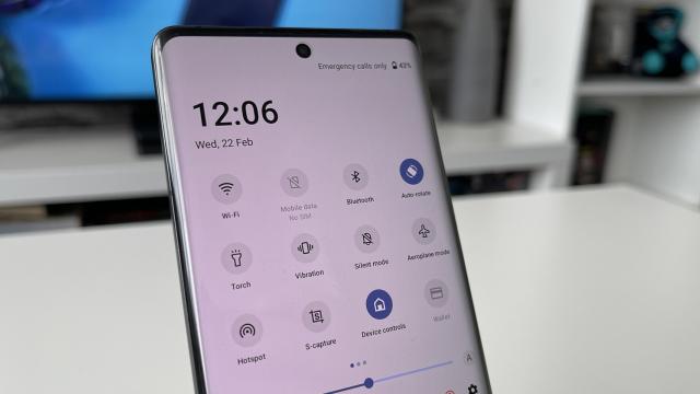 <b>vivo X90 Pro: Conectivitate fără compromis, cu 5G, WiFi 6, chiar și senzor infraroșu</b>vivo X90 Pro are două sloturi nano-SIM și primim suport pentru conectivitate 5G. Avem Wi-Fi 6 dual-band, Bluetooth 5.3 pentru a conecta căști wireless, ceasuri și alte gadget-uri smart. Există și NFC pentru plăți contactless prin Google Wallet