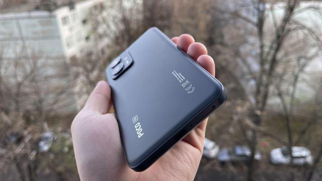 <b>POCO X4 GT: Hardware care împinge în față gaming-ul parcă mai mult</b>POCO X4 GT vine cu upgrade-uri măricele de la POCO X3 GT şi face un salt important de generaţie de CPU: de la MediaTek Dimensity 1100 la Dimensity 8100. Trece de la 6 nanometri la 5 nanometri, iar ecranul rămâne un IPS LCD de 6.6 inch, doar că face..