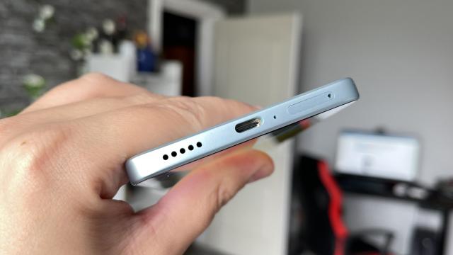 <b>Xiaomi 12 Lite: Conectivitate fără reproş, pentru streaming sau gaming </b>Xiaomi 12 Lite este un telefon 5G, nu e vreo îndoială cu privire la acest lucru şi vine cu două sloturi nano SIM. Are suport Wi-Fi 6, Bluetooth 5.2, GPS dual band, NFC pentru plata contactless şi emiţător infraroşu sus. Acesta permite controlarea