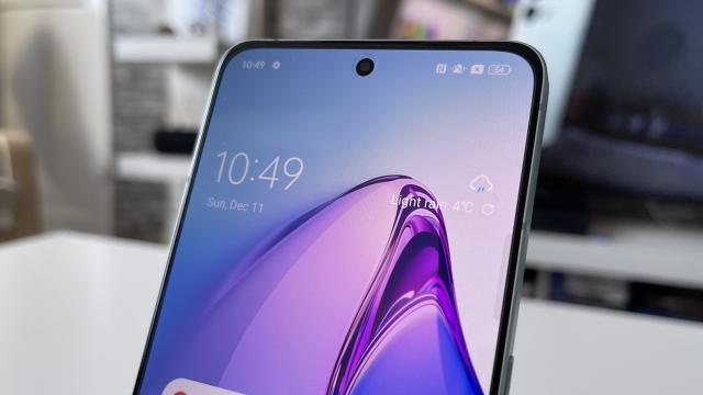 <b>OPPO Reno 8 Pro: Conectivitate de campion, între midrange şi flagship</b>OPPO Reno 8 Pro e perfect pregătit pentru gaming, streaming, download-uri rapide. Are antene generos amplasate, pentru Wi-Fi şi 5G. Vine cu suport Wi-Fi 6, dar şi încă noul Bluetooth 5.3. Are şi GPS dual band, NFC pentru plată cu telefonul şi din păcate