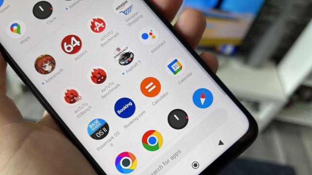 <b>POCO X4 GT: Benchmark-uri care fac din midrange killer de flagship-uri</b>POCO X4 GT vine cu procesor MediaTek Dimensity 8100, un CPU de 5 nm octa core, care a făcut legea în zona midrange în 2022. L-am văzut şi pe OPPO Reno 8 Pro (versiunea Max, Xiaomi 12T (versiunea Max) şi Honor 70 Pro (tot Max)