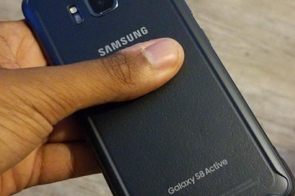 Samsung Galaxy S8 Active scapă într-o galerie generoasă de fotografii handset; Pare să vină cu ecran cu colţuri curbate