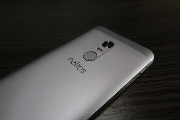 TP-Link Neffos X1: Design foarte compact, ca fulgul şi ca pana