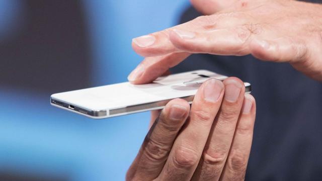 <b>Essential Phone ar trebui să sosească în următoarele săptămâni, poate până la final de lună</b>Startup-ul Essential al lui Andy Rubin prezenta interesantul smartphone Essential Phone în luna mai a acestui an, cu promisiunea de a îl livra în maxim 30 de zile. A trecut acel interval, Essential s-a ales cu nişte finanţare, dar a pierdut şi unul..