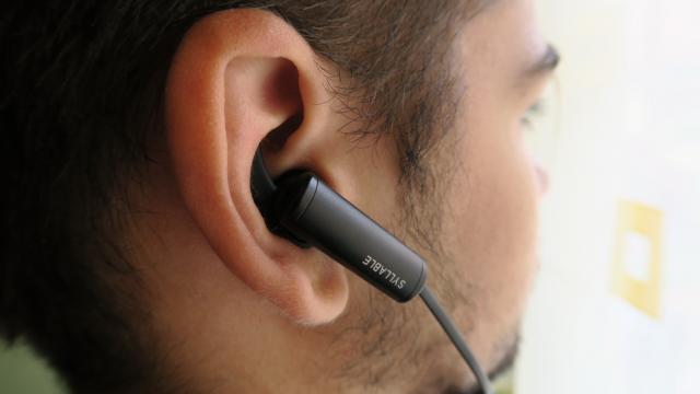 <b>Syllable D300L Review + Concurs: căşti de jogging comode, cu preluare de apeluri telefonice (Video)</b>Din când în când mai testăm și produse audio aici pe Mobilissimo, astăzi fiind rândul unei perechi de căști Syllable D300L ce sunt destinate pentru pasionații de jogging. Ele sunt comode și cu toate că la capitolul volum nu duduie cum se așteaptă unii