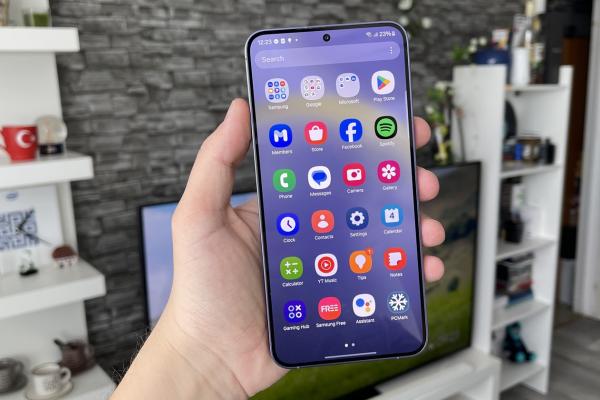 Samsung Galaxy S24+: Display mai mare, mai luminos, cu panou LTPO acum