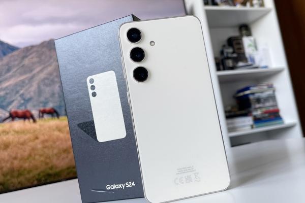 Samsung Galaxy S24: Design mignon, încape în orice mână