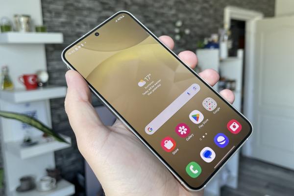 Samsung Galaxy S24: Display mai imersiv, culori impecabile