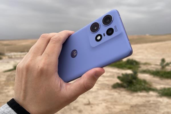 Motorola Edge 50 Pro: Maturizare a design-ului, cu multe curburi și variante Pantone care fură priviri