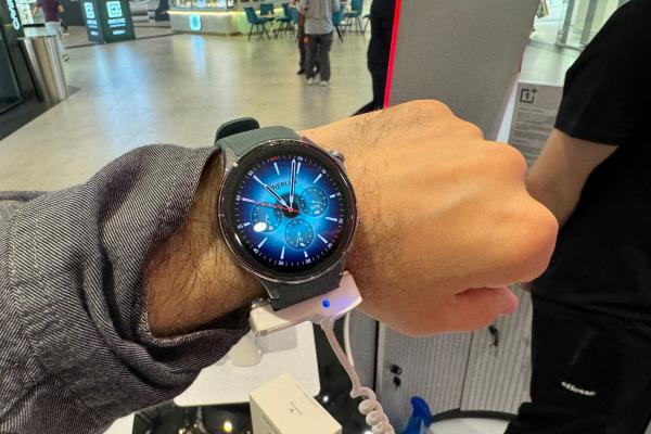 OnePlus Watch 2 hands-on: în sfârşit un ceas cu wearOS, plăţi Google, asistent vocal, Play Store! (Video)