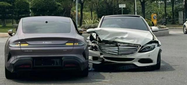 Xiaomi SU7 a fost implicat în primul accident, care s-a lăsat cu daune mai mari pentru Mercedesul implicat