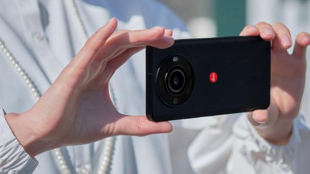 <b>Telefonul Leica Leitz Phone 3 lansat oficial: Senzor de 1 inch, feature-uri foto unice, procesor Snapdragon 8 Gen 2</b>La sfârșitul anului 2022 Leica lansa Leitz Phone 2. Iată că în 2024 apare și un succesor pentru acest model. A treia iterație se numește Leitz Phone 3, iar asemeni predecesorilor, va fi vândut exclusiv în Japonia începând cu 19 aprilie. Terminalul a luat 