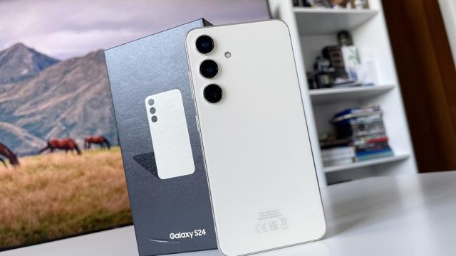 <b>Samsung Galaxy S24: Design mignon, încape în orice mână</b>Este foarte ușor să confunzi un Samsung Galaxy S24 cu un Galaxy S23, asta e sigur. Deși a crescut diagonala, a rămas la aceeași talie și greutate ca și predecesorul. Mă refer la 7.6 mm în grosime și greutate de 167 de grame. Muchiile ecranului