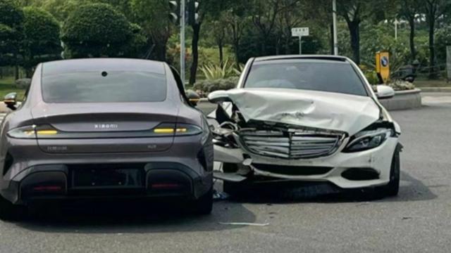 <b>Xiaomi SU7 a fost implicat în primul accident, care s-a lăsat cu daune mai mari pentru Mercedesul implicat</b>Circulă pe Internet şi s-a răspândit o fotografie care prezintă efectele primului accidentat raportat pentru un Xiaomi SU7. Acesta s-ar fi ciocnit cu un Mercedes-Benz, iar sedanul german a avut mult mai mult de suferit decât maşina chineză.