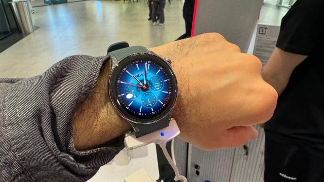 <b>OnePlus Watch 2 hands-on: în sfârşit un ceas cu wearOS, plăţi Google, asistent vocal, Play Store! (Video)</b>OnePlus a deschis pe 15 aprilie primul său magazin fizic în România, mai precis un pop up store în Bucureşti, în Promenada Mall. La deschidere a fost prezent şi un produs nou în România, OnePlus Watch 2, pe care îl vedeam în premieră