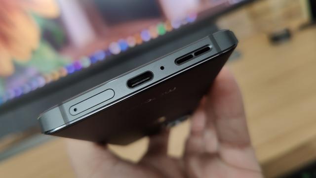<b>Motorola Edge 30 Ultra: Audio stereo, savuros doar la 80%</b>Motorola Edge 30 Ultra ne propune un pachet de speakere stereo, cu acustică Dolby Atmos. Nu are jack audio, dar are câteva reglaje şi opţiuni generoase pe partea acustică. Profilurile sale audio includ Smart Audio, Music, Movie, Game, Podcast, plus