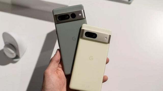 <b>Specificațiile presupusului Google Pixel 7 Mini ajung pe web; Ar fi un flagship compact de buget</b>După lansarea seriei de telefoane Pixel 7, au apărut pe web mai multe zvonuri conform cărora Google lucrează și la alte telefoane. Sunt cunoscute după nume de cod precum Lynx (L10) și Felix. Prima variantă ar putea fi un nou model cu design convențional