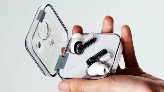 <b>Căștile wireless Nothing Ear (2) ar putea debuta la începutul lunii decembrie</b>Compania Nothing, condusă de Carl Pei, lansa anul trecut primul său produs audio. Este vorba despre căștile wireless Nothing Ear (1). Între timp, au debutat și căștile Nothing Ear (Stick), iar acum se pare că ne pregătim de lansarea unei noi perechi