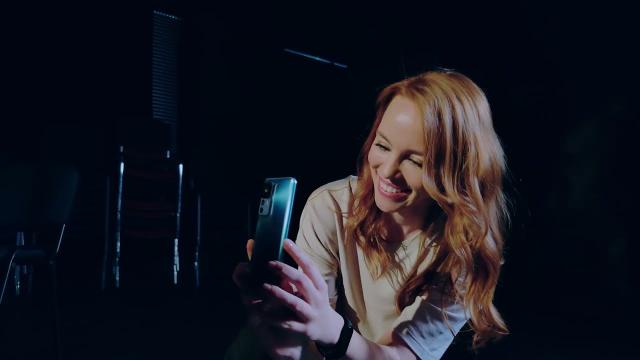 <b>Xiaomi 12T Pro este folosit de regizorul Tudor Giurgiu pentru filmarea a 3 scurt metraje din seria "Make Moments Mega"</b>Am mai văzut de-a lungul timpului telefoane folosite pentru a filma scurt-metraje, iar acum Xiaomi 12T Pro este protagonistul unui astfel de proiect. Îl însoţeşte în cadrul seriei "Make Moments Mega" ochiul format al regizorului Tudor 