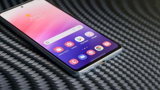 <b>Samsung Galaxy A53 actualizat la One UI 5.0/Android 13</b>După flagship-uri de generaţie actuală şi trecută, Samsung trece la actualizarea la Android 13 şi One UI 5.0 şi pentru telefoanele midrange. Galaxy A53 este primul telefon midrange care se bucură de acest tratament

