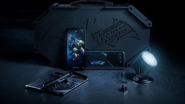 <b>Turul Magazinelor #1188: Numai produse Batman AZI - telefon de gaming ASUS, figurine, huse, căşti, jocuri</b>Probabil vă simţiţi sufocaţi de avalanşa de oferte speciale de Black Friday, reduceri şi campanii de discount, aşa că am zis să schimbăm tematica Turului Magazinelor de azi. Am ajuns la episodul #1188, iar temă să este... Batman. Totul a pornit