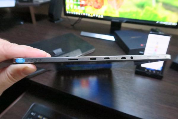 Chuwi Hi13: Conectivitate cu de toate, inclusiv ieşire video şi port modern de încărcare