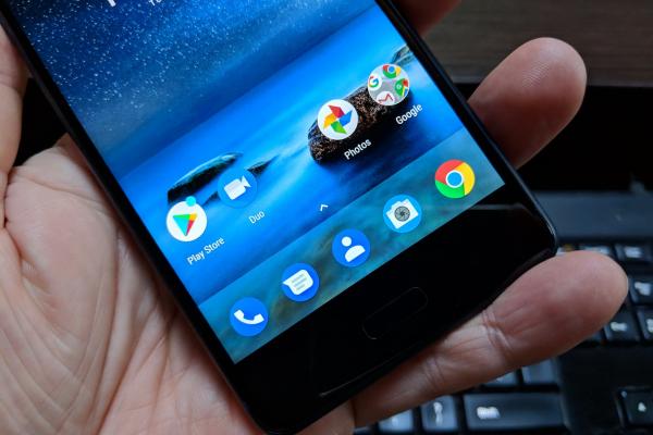 Nokia 8: Display luminos și cu contrast bun privit frontal, ușor albicios din lateral