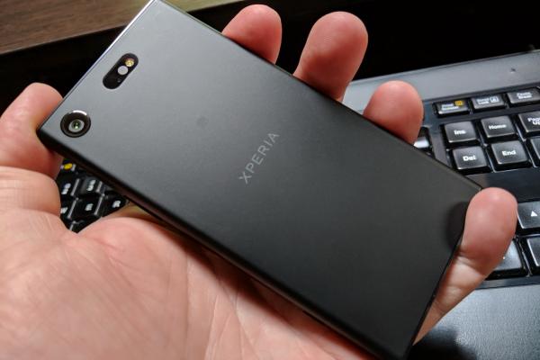 Sony Xperia XZ1 Compact: Design tip "cutie de chibrituri", destul de comod totuşi