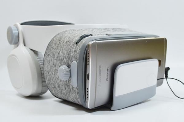 Prezentare Orange VR2: Headset de realitate virtuală cu design modern și căști stereo integrate la pachet