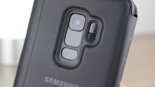 <b>Huse oficiale Samsung pentru Galaxy S9 dezvăluie mici detalii legate de noile flagship-uri; Avem şi video hands on!</b>Apar astăzi în imagini și huse oficiale destinate noilor smartphone-uri Samsung Galaxy S9 și Galaxy S9+, accesorii pe care le vedem probate pe actualele S8/S8+. Cum dimensiunile sunt practic similare, aceste terminale se potrivesc la fix