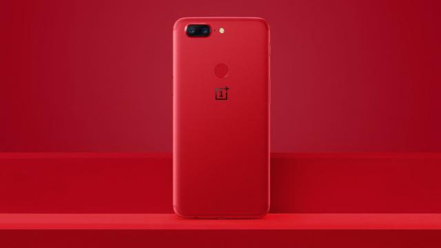 <b>OnePlus 5T Lava Red ajunge în Europa, primeşte o campanie de Valentine's Day cu Emily Ratajkowski</b>OnePlus lansa o versiune Lava Red a flagship-ului OnePlus 5T încă din toamnă trecută şi pe atunci multă lume râvnea la ea, aproape la fel de mult ca la ediţia Star Wars. Acum, la timp pentru Valentine's Day OnePlus 5T Lavă Red soseşte în Europa, împreună 
