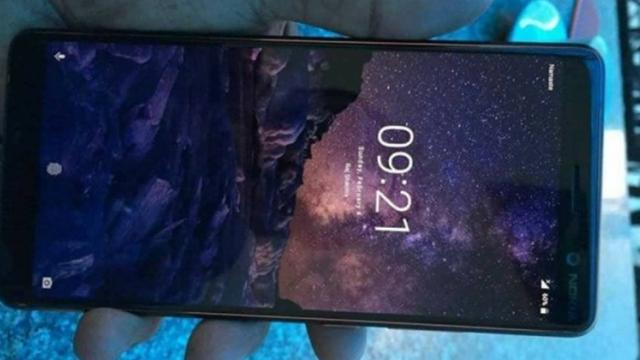 <b>Nokia 7 Plus se lasă admirat într-o fotografie reală înaintea lansării de la MWC 2018</b>După ce ieri am primit randări oficiale pentru Nokia 7 Plus, astăzi este momentul să vedem și o fotografie live cu dispozitivul ce va fi anunțat la MWC 2018. Ecranul cu aspect 18:9 atrage din prima atenția și ca design are un strop de similaritate