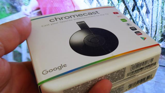 <b>Iată care este cel mai bun preț pentru Google Chomecast 2.0 în acest moment</b>În situația în care nu aveți un smart TV, un TV Box sau o consolă și doriți o variantă mai accesibilă pentru a face streaming pe marele ecran, există opțiunea numită Google Chromecast 2.0. Acest dongle se vinde în acest moment pentru suma de 