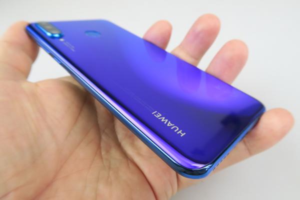 Huawei P30 Lite: Design albastru-mov-verde care va cuceri orice estet