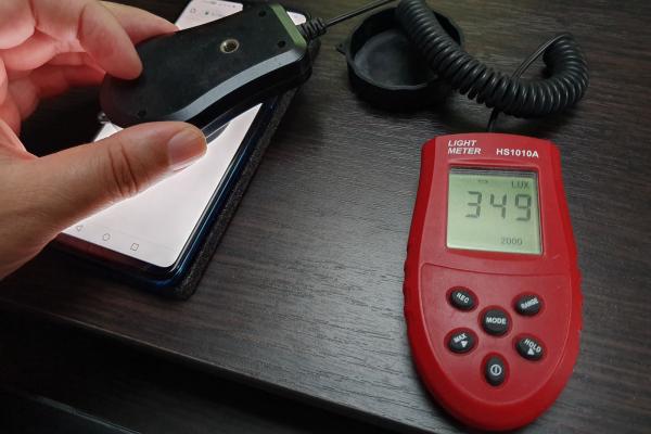 Luminozitate display Huawei P30 Lite și ecran văzut la microscop
