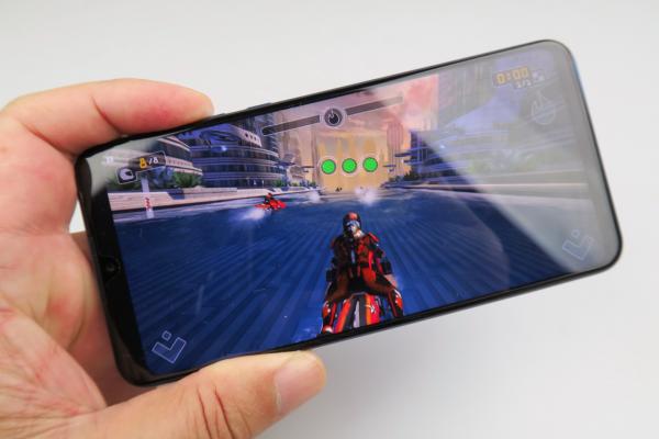 Huawei P30 Lite: Benchmark-uri între ASUS ZenFone 5 şi Galaxy A50