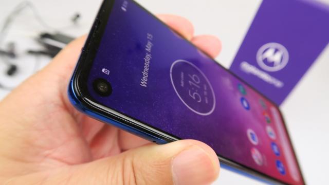 <b>Motorola One Vision: Baterie care poate emite pretenţii şi în faţa unui flagship</b>Telefoanele Motorola s-au făcut mereu remarcate prin baterie. Ba găseam un Moto Z/Moto Z Play extrem de subţire ca talie şi care totuşi oferea o baterie bună, ba găseam un Moto G7 Plus care se încarcă dumnezeiesc de rapid, sub o oră.