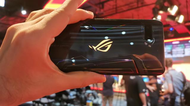 <b>ASUS își forțează șansa, lansează cel mai puternic telefon al momentului; ROG Phone 2 își dezvăluie detaliile într-un clip video detaliat</b>ASUS ROG Phone a fost cel mai bine dotat şi accesorizat telefon de gaming din ultimul an şi singurul care venea cu o valiză de joystick-uri, dock-uri şi accesorii. Între timp segmentul telefoanelor de gaming a evoluat şi au fost lansate noi modele..