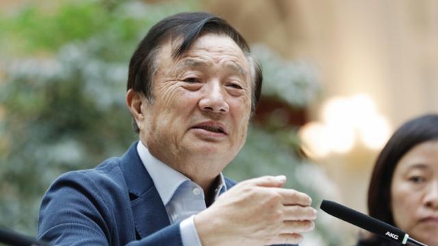 <b>CEO-ul Huawei declară faptul că HongMeng OS nu a fost dezvoltat pentru smartphone-uri și că nu este o alternativă la Android</b>Multă vreme leak-urile apărute online ne-au dat de înțeles faptul că HongMeng OS este o alternativă la Android-ul Google și că acesta va ajunge implementat pe multe dintre dispozitivele Huawei, de la smartphone-uri, tablete