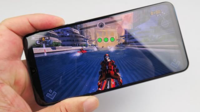 <b>Huawei P30 Lite: Benchmark-uri între ASUS ZenFone 5 şi Galaxy A50</b>Huawei P30 Lite vine cu un upgrade clar faţă de Huawei P20 Lite, trecând de la Kirin 659 la Kirin 710, dar păstrează acelaşi CPU ca Huawei Mate 20 Lite la urma urmei. Şi ca Honor 8X apropo. Aşa că performanţele ar trebui să fie similare. Mai primim şi 4 G