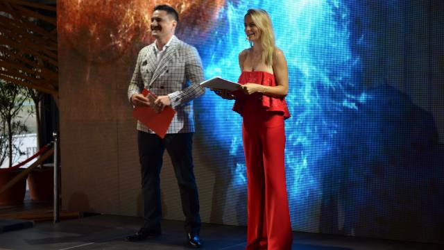 <b>Huawei P8 este lansat oficial în România în cadrul unui eveniment cu acrobații și foc de artificii</b>Ieri, pe data de 27 mai, am avut ocazia să particip la un nou eveniment Huawei &icirc;n care aveam să &icirc;l descopăr pe Huawei P8, flagship-ul companiei din acest an ce tocmai a primit și recenzia din partea noastră. Conferința de presă...