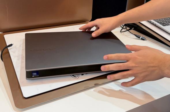 MSI Modern 16s - Fotografii CES 2026: MSI-Modern-16s_ (4).jpg