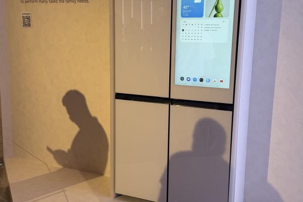 Family Hub 2026 cu Gemini AI; frigiderul Samsung îți deschide ușa la comandă și știe ce mănânci