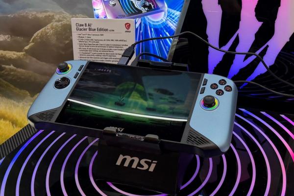 MSI Claw 8 AI+ Glacier Blue - Fotografii CES 2026